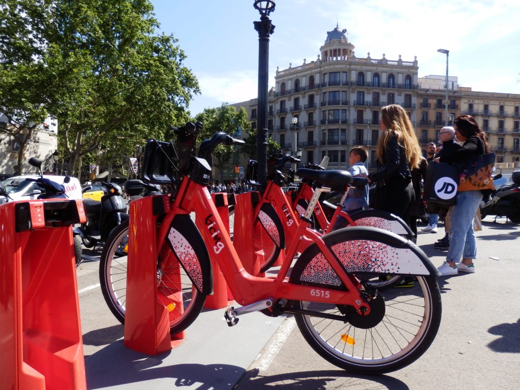 Rotes Elektrorad an Aufladestation Plaça Catalunya